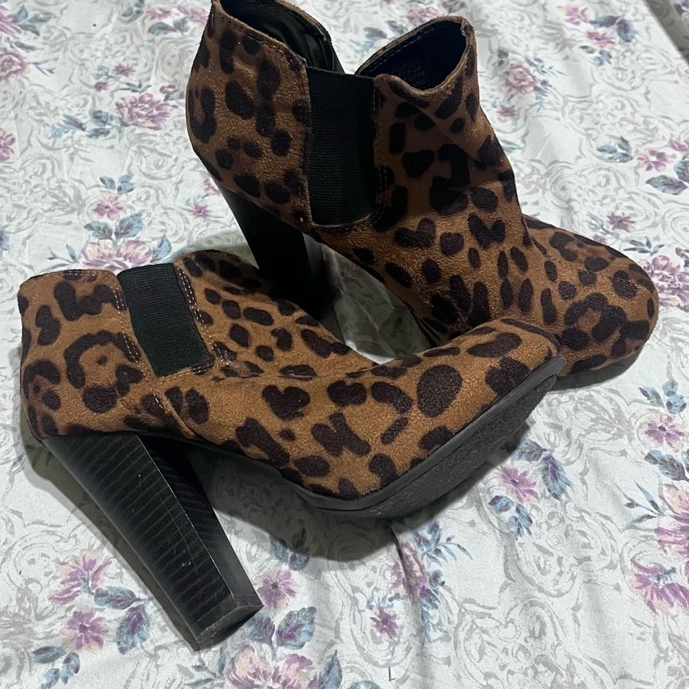 Booties size 6 - Picture 2 of 2